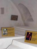 2006 р. Сучасні таблички (зліва –…