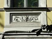 Скульптурна прикраса під вікном