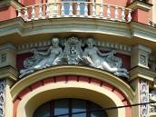 Скульптурна група з гербом