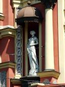 Скульптура на фасаді по…