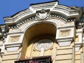 Лоджія і скульптурний картуш в ракурсі