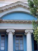 Іонічні колони