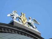 Грифони утримують ліру