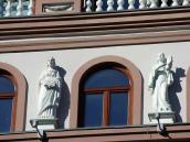 Фрагмент 5-го поверху зі скульптурами…