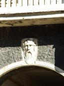 Маскарон над аркою проїзду