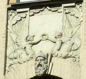 Рельєфи крилатих геніїв і маскарон