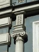 Капітель півколони