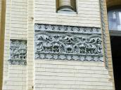 2007 р. Рельєфні прикраси бічного…