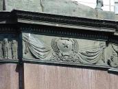 Фрагмент постаменту