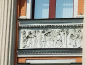 Лівий простінок з рельєфом