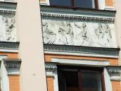 Правий простінок з рельєфом