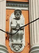 Правий бюст