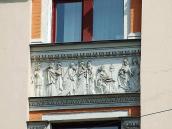 Лівий простінок з рельєфом