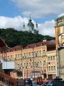 2007 р. На тлі Андріївської церкви