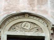 Рельєфний сандрик вікна 2-го поверху