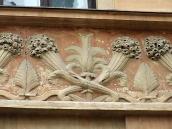 Бічна частина рельєфного фриза