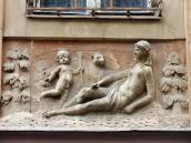 Рельєфна плита 2-го поверху