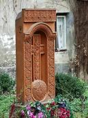 Різьблений хрест у південному дворі