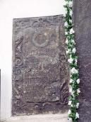 Надгробна плита зліва від центрального…