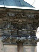 Капітелі наріжних пілястр