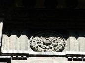 На південній стіні: розетка