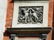 Ліва рельєфна вставка (2 кентаври)