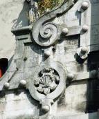 Герб з вінцем і пір’ями