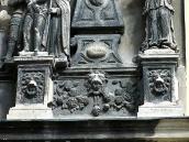 База 1, рельєфна вставка 2, база 3