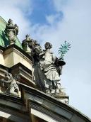 Постать 3 на фронтоні головної нави