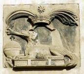 Символічний рельєф божої собаки зліва…