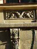 Замковий камінь порталу і рельєфна…