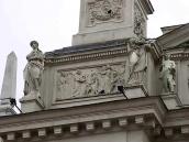 Фрагмент постаменту скульптури…