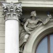 Корінфська капітель і ліва постать…