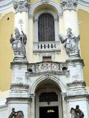 Центральна частина головного фасаду