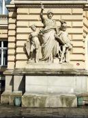 Ліва скульптурна група (Освіта)