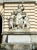 Права скульптурна група (Праця)