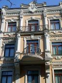 Центральна частина головного фасаду