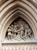 Римський папа (?) коронує монарха