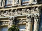 Капітелі колон і рельєфний фриз