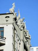 Фрагмент вінчання зі скульптурами