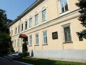 Головний фасад у ракурсі