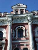 Вікно 5-го поверху з фронтоном