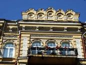 Балкон 5-го поверху і фронтон