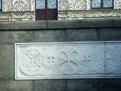 Різьблена плита