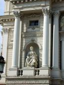 Лівий ризаліт зі скульптурою “Комедія”