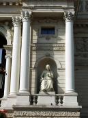 Правий ризаліт зі скульптурою “Трагедія”