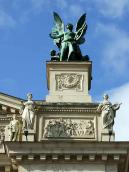 Правий постамент зі скульптурою “Любов”