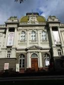 Центральна частина головного фасаду