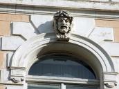 Сандрик з маскароном