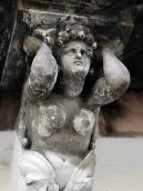 Центральний скульптурний кронштейн